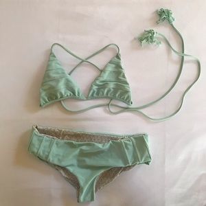 Acacia top S and bottoms M in sea foam